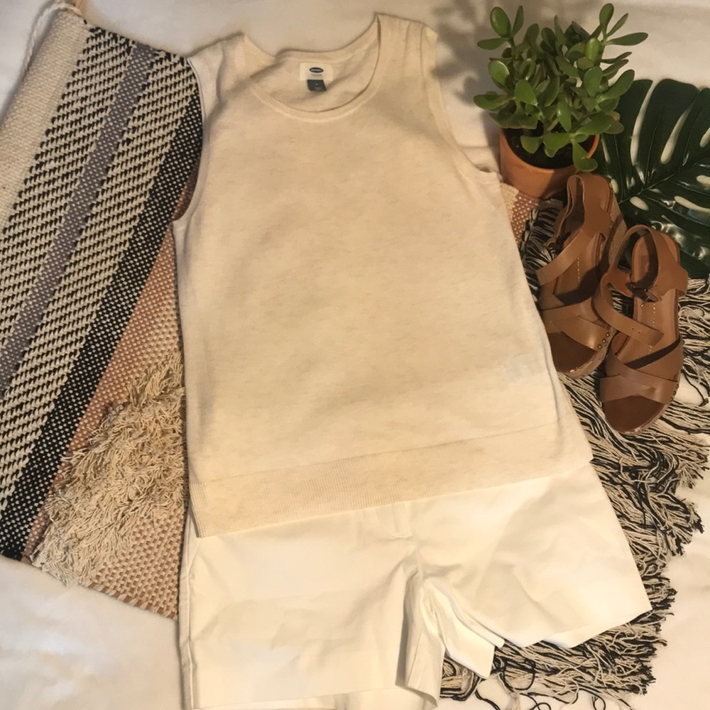 ❤️NWOT CLASSIC & SOFT IVORY SLEEVLESS SWEATER ❤️